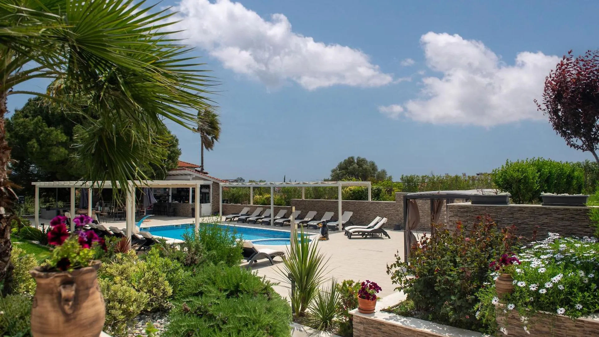 Hotel apartamentowy Villa Sara Nikiti